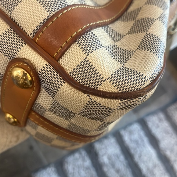 Louis Vuitton Tan and Brown Shoulder Bag with Iconic Design - Picture 9 of 9